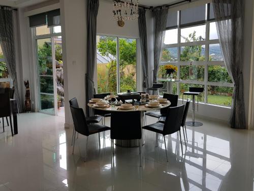 Χώρος καθιστικού στο Crystal Cameron Vacation Bungalow