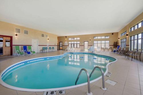 a large swimming pool in a hotel room at Comfort Suites Rolla in Rolla