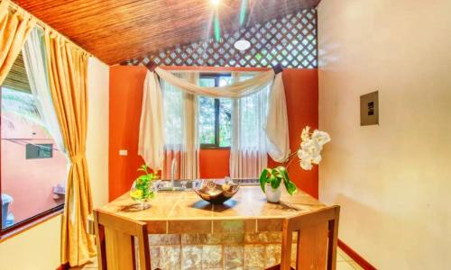 a dining room with a table and a window at Hotel San Rafael Ecolodge in San Gerardo