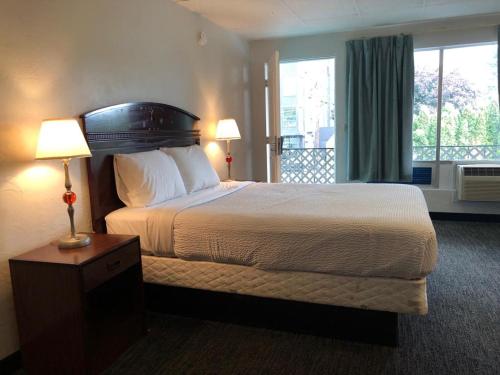 מיטה או מיטות בחדר ב-Portland Super Value Inn