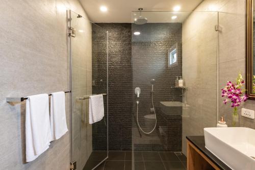 Un baño de Maneeya Park Residence