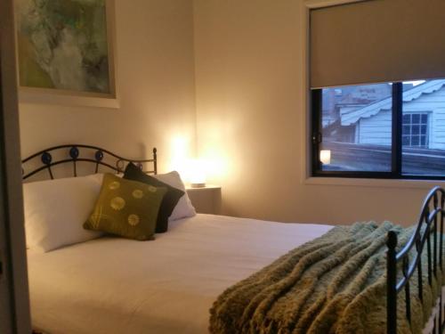 a bedroom with a large bed with a window at Inn Seaclusion in Devonport