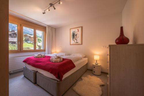Un dormitorio con una cama con dos ositos de peluche. en Chalet Bella Vista 4 en Wengen