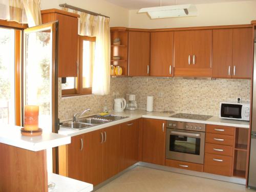 Dapur atau dapur kecil di Helidonia Villas