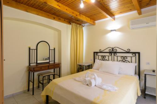 Un dormitorio con una cama con una toalla blanca. en Ammoudara Beach Hotel Apartments, en Agios Nikolaos