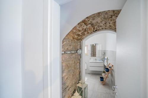 einen Flur mit einer Steinmauer und einem Badezimmer in der Unterkunft Bebcatia in Agropoli