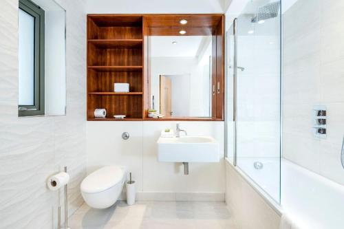 La salle de bains est pourvue d'un lavabo, de toilettes et d'un miroir. dans l'établissement Haggerston Studios, à Londres