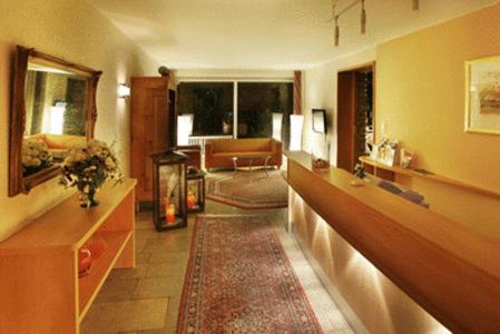 une chambre avec un salon doté d'un canapé et un salon sidx sidx sidx dans l'établissement Hotel-Restaurant Esbach Hof, à Kitzingen