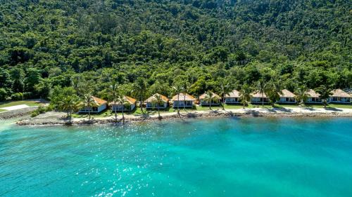 Elysian Luxury Eco Island Retreat في لونج آيلاند: اطلالة جوية على منتجع بمياه زرقاء