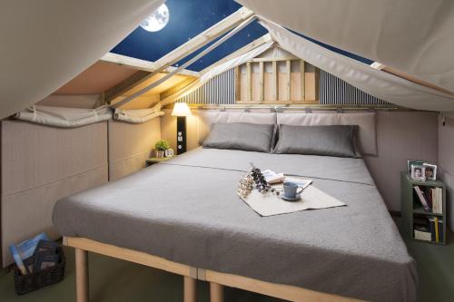 เตียงในห้องที่ Camping Mare Monti