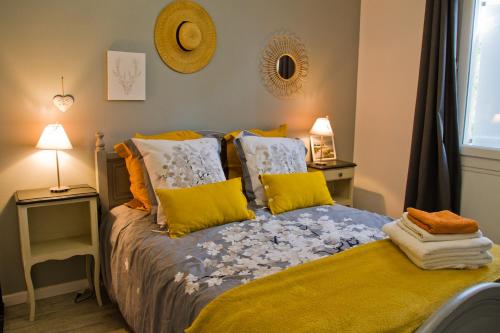1 dormitorio con 1 cama con almohadas coloridas en Suite familiale de charme en Provence en Mirabeau