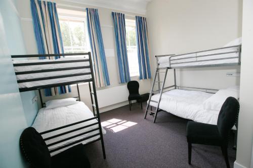 Våningssäng eller våningssängar i ett rum på Alnwick Youth Hostel
