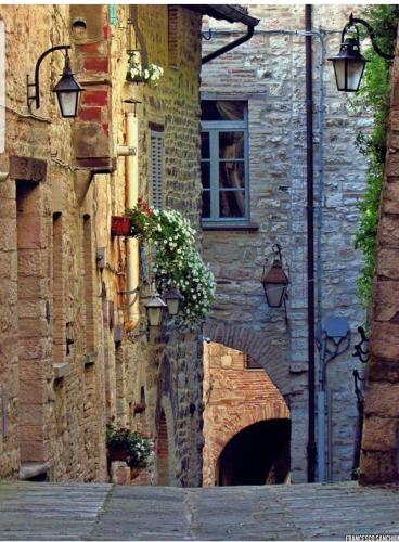 an old stone building with a window and an alley at Appartamento Galeotti 18 in Gubbio