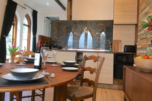 una cucina con tavolo in legno con sedie e una sala da pranzo di The Hideaway - a charming, unique retreat in Long Ashton, Bristol a Bristol