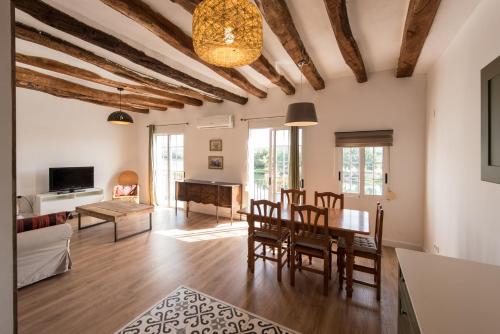 River Ebro Apartments في مورا دي إبري: غرفة معيشة كبيرة مع طاولة وكراسي