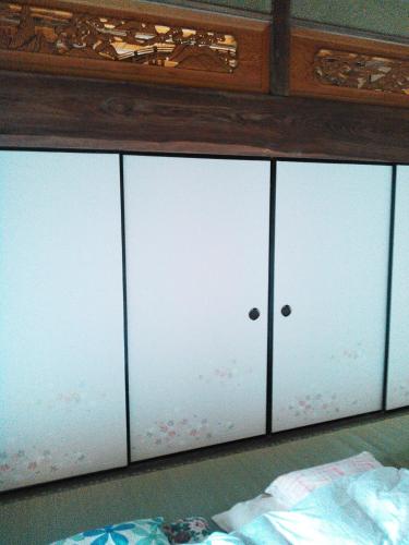 a row of four white cabinets in a room at 昭和の宿 汐凪 shionagi in Towa