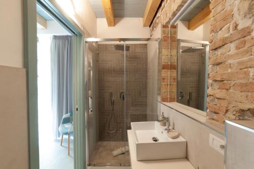 bagno con lavandino e doccia di PERDAS ROOMS a Villasimius