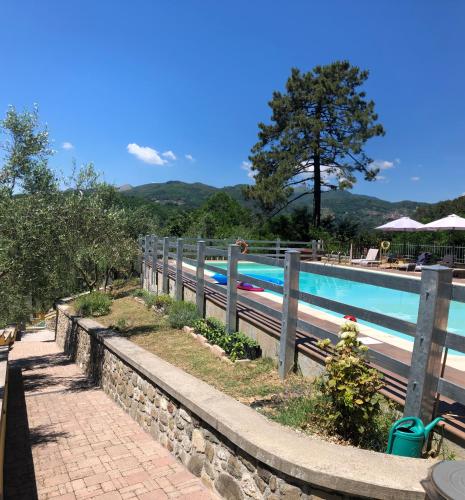 una piscina con una valla al lado en Agriturismo Il Pino, en San Martino in Freddana