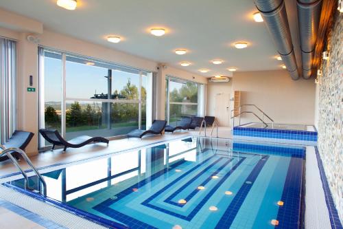 Bazén v ubytování Hotel Monínec nebo v jeho okolí