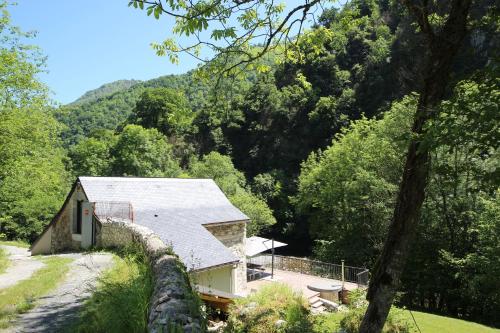 a house in the middle of a forest at Monyoya ,site exceptionnel au coeur des Pyrénées in Sarrance
