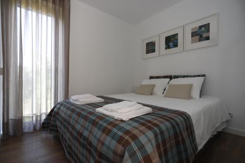 um quarto com uma cama com toalhas em Ternaldo Agroturismo & Relax em Arco de Baúlhe
