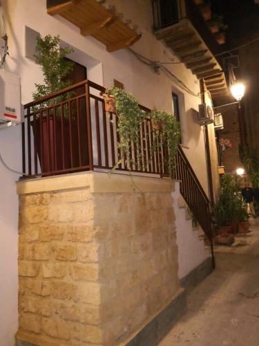 a balcony on the side of a building with plants at da Matilda in Agrigento