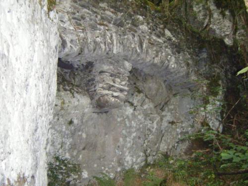 a stone wall with an animal foot imprinted on it at Monyoya ,site exceptionnel au coeur des Pyrénées in Sarrance