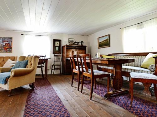 un soggiorno con tavolo e sedie di Three-Bedroom Holiday home in Jönköping a Norrahammar