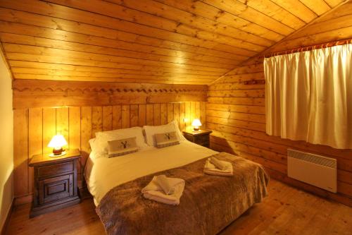 a bedroom with a bed in a log cabin at Chalet Nido dell'Aquila in Sainte-Foy-Tarentaise