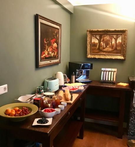 Ein Tisch mit einem Haufen Essen drauf. in der Unterkunft B&B Au Lion D'or in Maastricht