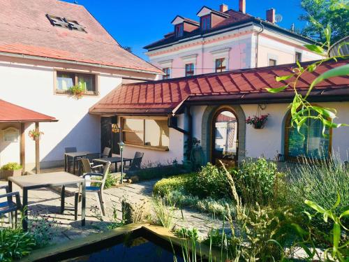 dom z basenem na dziedzińcu w obiekcie Pension Verona w mieście Nový Bor