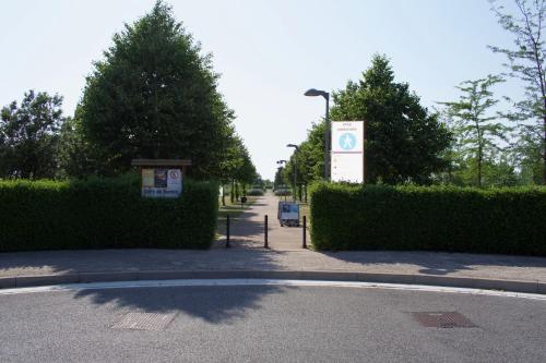 a street with a sign next to some bushes at App4rent Family Apartment 3 camere, 2 bagni, Wi-Fi, animali ammessi in Jesolo