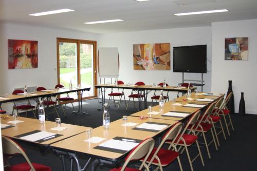 Logis Hôtel & Restaurant - Le Relais de Montignyにあるビジネスエリアまたは会議室