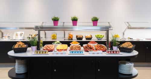 una mesa buffet con muchos tipos diferentes de comida en Flemings Hotel Wuppertal-Central en Wuppertal