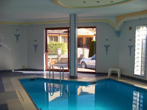Бассейн в Sapphire Apartment или поблизости