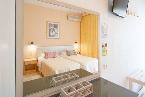 Un pat sau paturi într-o cameră la Hotel Rea