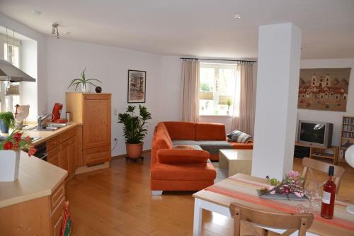 a living room with a couch and a table at Zwischen Weinstrasse und Pfälzer Wald in Bad Bergzabern