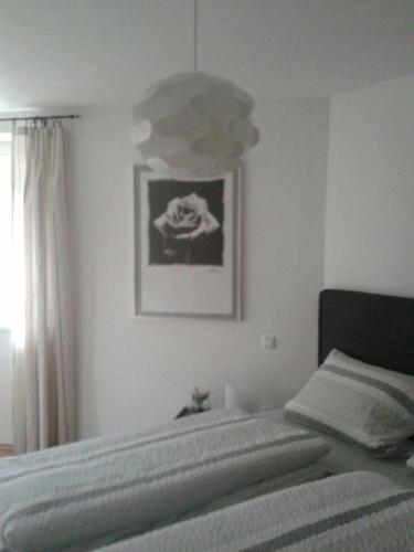 a bedroom with a bed and a picture on the wall at Zwischen Weinstrasse und Pfälzer Wald in Bad Bergzabern