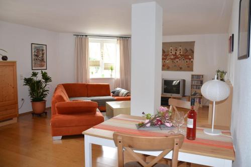 sala de estar con mesa y sofá en Zwischen Weinstrasse und Pfälzer Wald, en Bad Bergzabern
