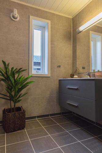 a bathroom with a sink and a mirror at Aa-Gård in Tennevoll