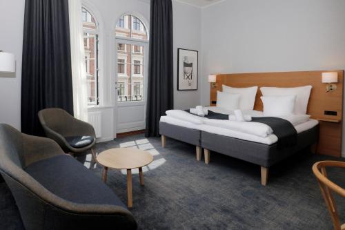 una camera d'albergo con due letti e un divano di Hotel Bethel a Copenaghen