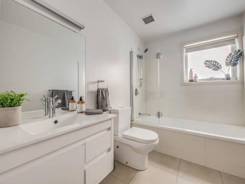 Ένα μπάνιο στο Marina View Apartment