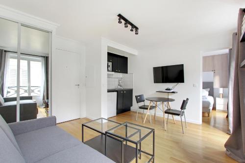 Телевизор и/или развлекательный центр в Pick A Flat's Apartments in Batignolles - Rue Biot