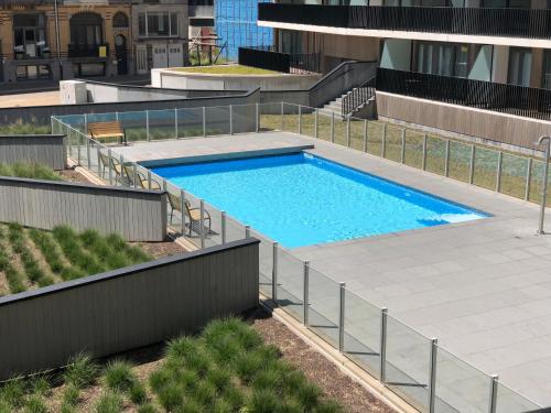 een uitzicht over een zwembad in een gebouw bij Crystal residence - Pool & Beach in Oostende
