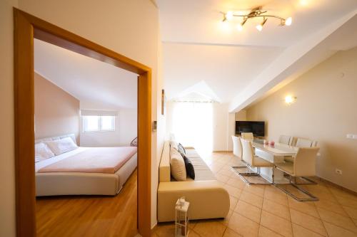 een slaapkamer met een bed en een tafel in een kamer bij Apartments Tony in Biograd na Moru