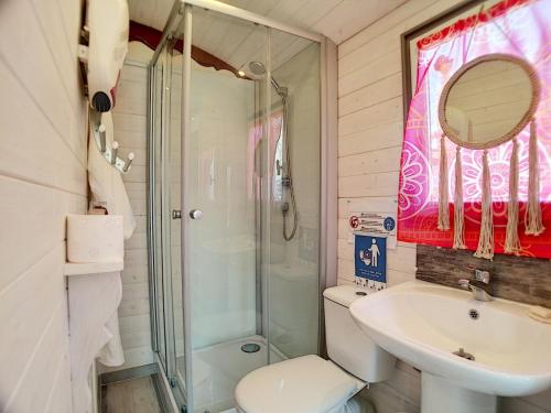 Ένα μπάνιο στο MAS MAURANE-Roulotte avec SPA privé aux portes d'ARLES
