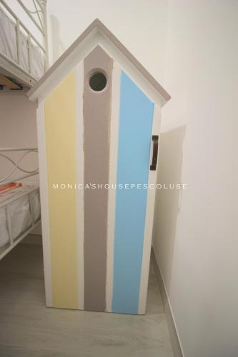 a dog house with a window in a room at Home Holiday Salento Monica's House Pescoluse in Marina di Pescoluse