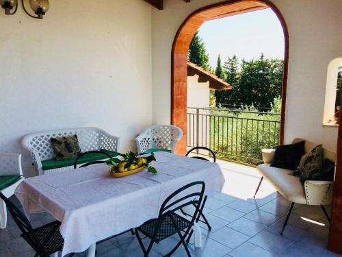 een tafel met een schaal bananen op een balkon bij Casa Vacanza Mariaoliva in Menfi