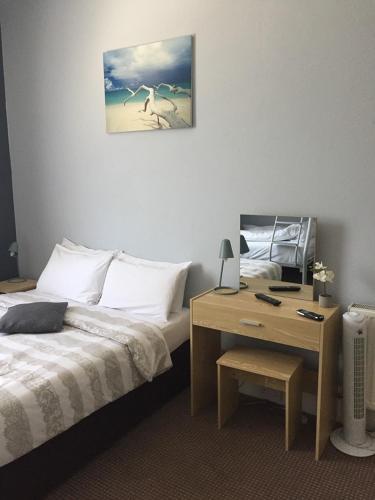 Postel nebo postele na pokoji v ubytování Tregonholme Hotel
