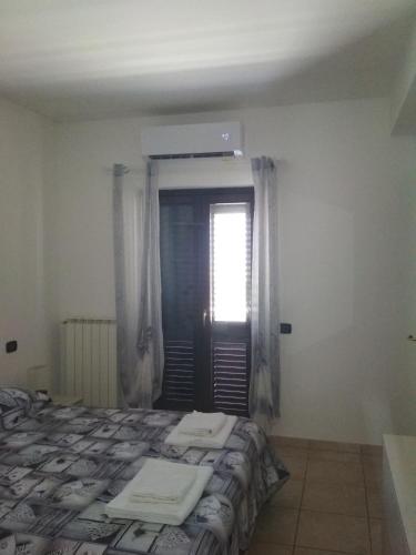 a bedroom with a bed with towels on it at Introdacqua Holidays in Introdacqua